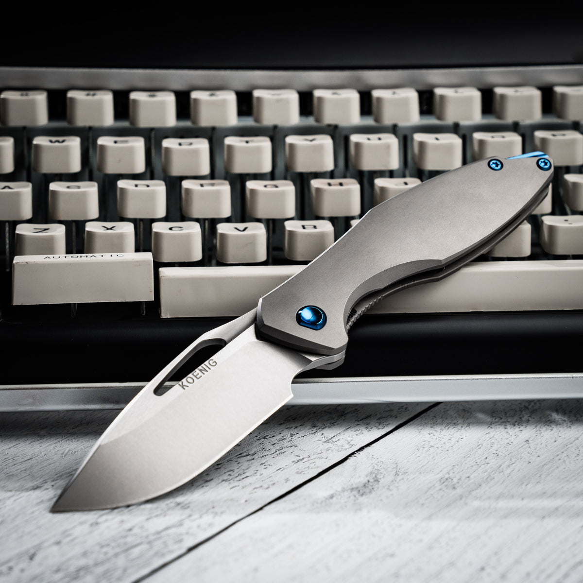 Koenig Mini Arius - Non-Flipper w/ Blue Anodized Ti Hardware & Burnished M390