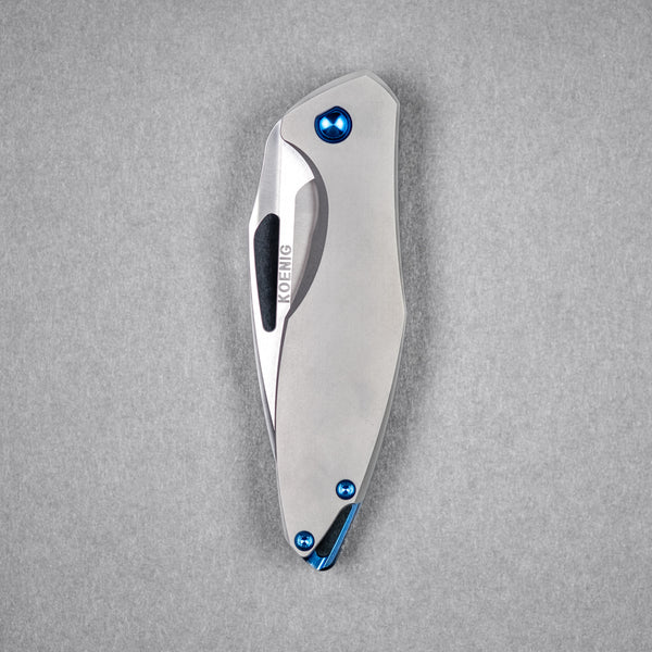 Koenig Mini Arius - Non-Flipper w/ Blue Anodized Ti Hardware & Burnished M390