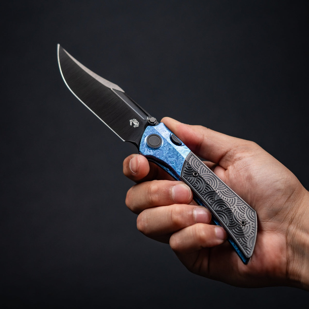 Drop Date (07/01): Gecko x URBAN Dune - Belt Satin DLC Vanax & Blackwashed Ti Chaos Seigaiha™ w/ Blurple Crystal Ti Bolster - URBAN EDC®
