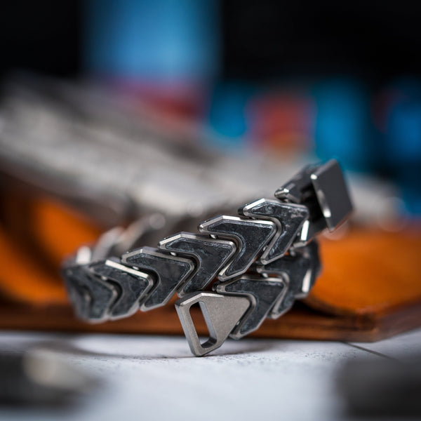 Drop Date (2026/01/07): Tomas Makes Vector Bracelet - Titanium w/ Dark Matter Glow (Custom) - URBAN EDC®