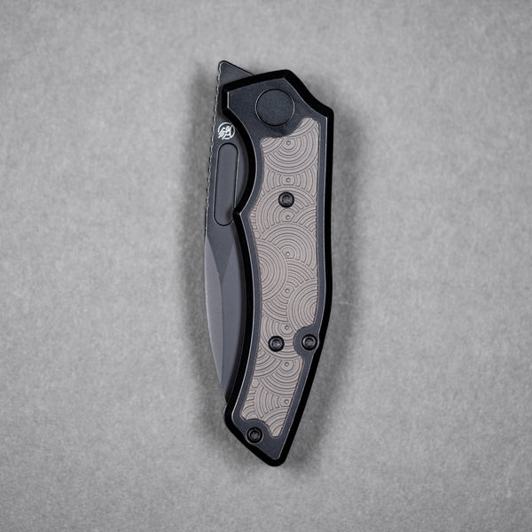 Griffin Co x URBAN Scout F3 Folder - Blackwashed Magnacut & Blackwashed Titanium w/ Grey Chaos Seigaiha™ (Yamato Exclusive) - URBAN EDC®