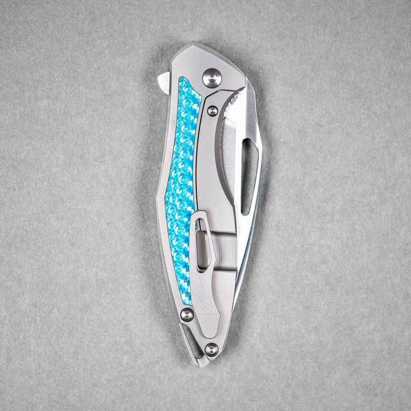 Koenig Arius Flipper - Brightwashed w/ Polished Flats M390 & Aqua Blue Twill Inlay - URBAN EDC®