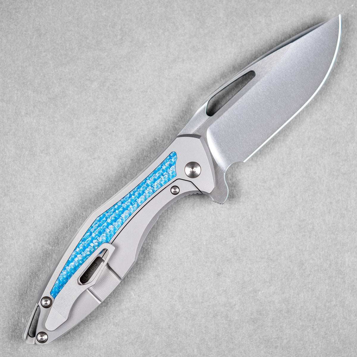 Koenig Arius Flipper - Brightwashed w/ Polished Flats M390 & Raised Blue Twill Inlay - URBAN EDC®