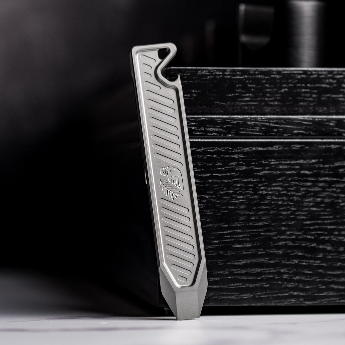 Peace Neighbor Archon Prybar - Plain Titanium - URBAN EDC®