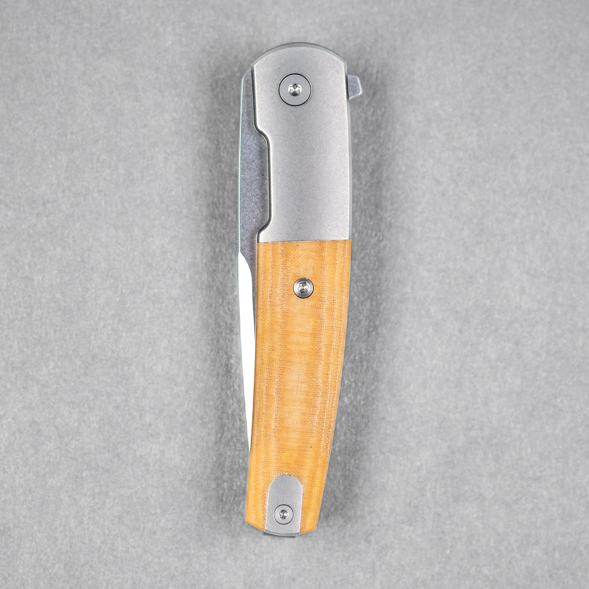URBAN Finback - Natural Linen Micarta w/ Stonewashed Magnacut - URBAN EDC®