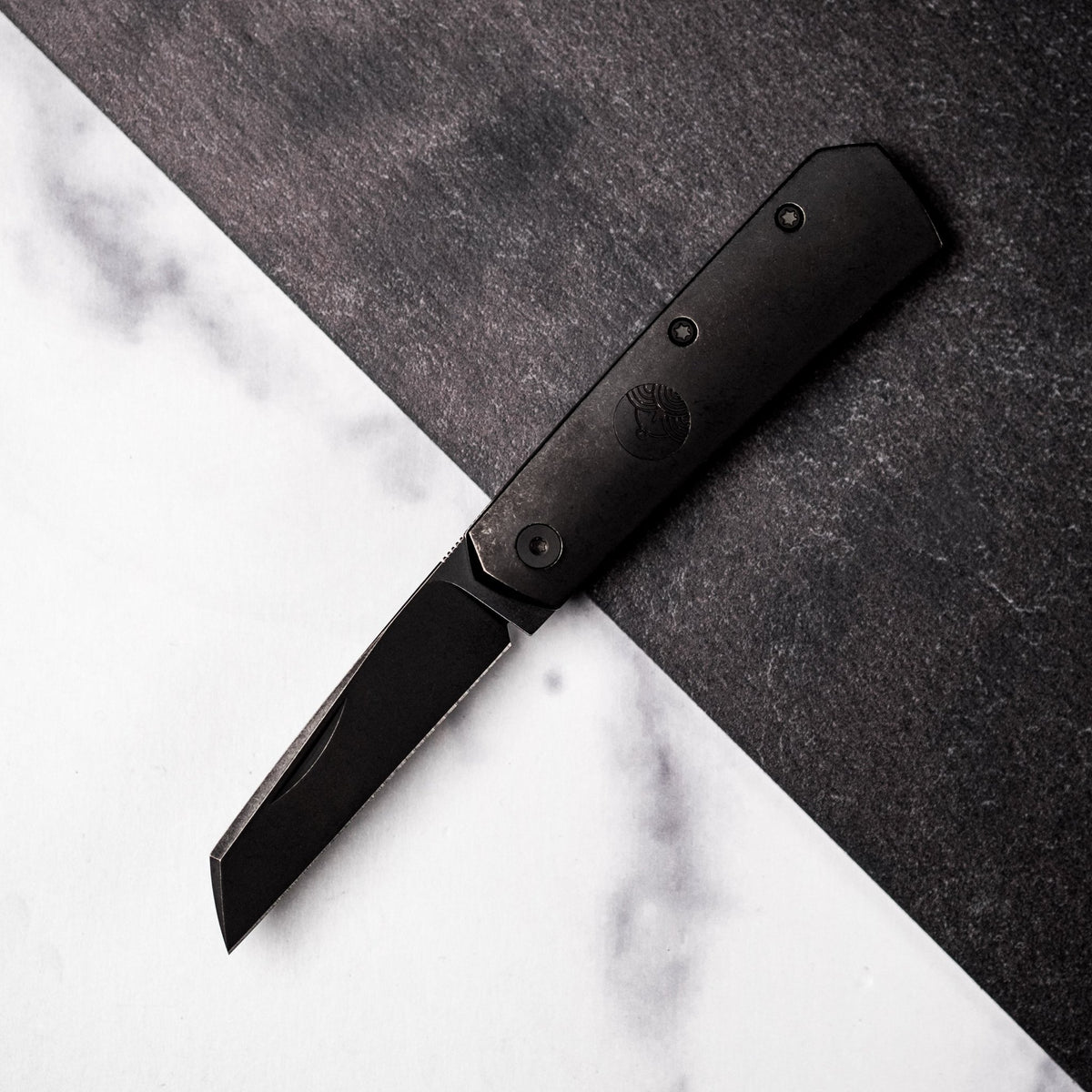 URBAN Straighthawk - Blackwashed Titanium w/ Blackwashed Magnacut - URBAN EDC®