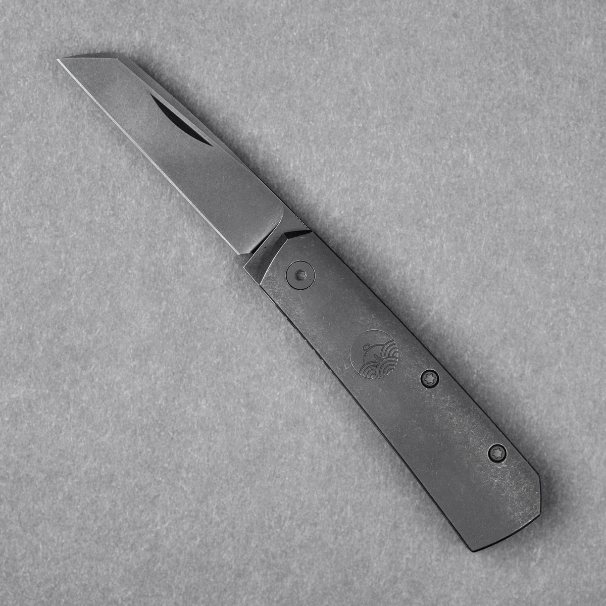 URBAN Straighthawk - Blackwashed Titanium w/ Blackwashed Magnacut - URBAN EDC®