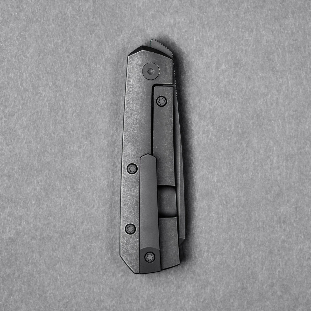 URBAN Straighthawk - Blackwashed Titanium w/ Blackwashed Magnacut - URBAN EDC®