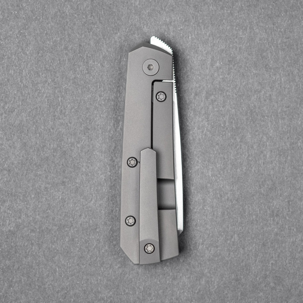 URBAN Straighthawk - Darkblasted Titanium w/ Hand - Rubbed Magnacut - URBAN EDC®