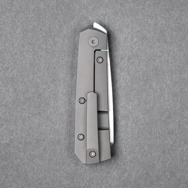 URBAN Straighthawk - Darkblasted Titanium w/ Hand - Rubbed Magnacut - URBAN EDC®