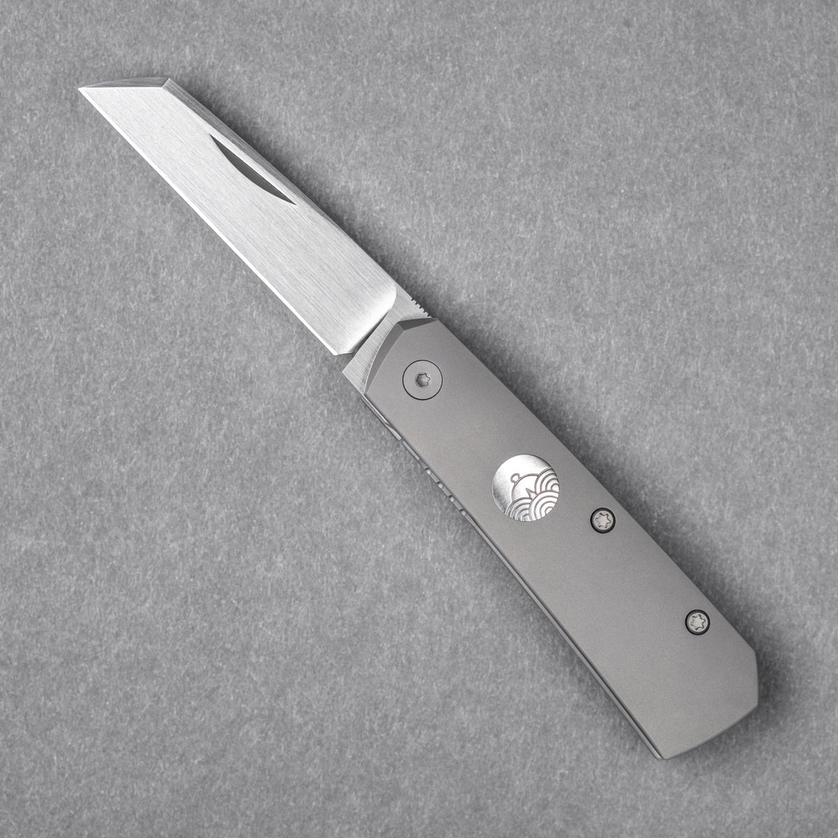 URBAN Straighthawk - Darkblasted Titanium w/ Hand - Rubbed Magnacut - URBAN EDC®