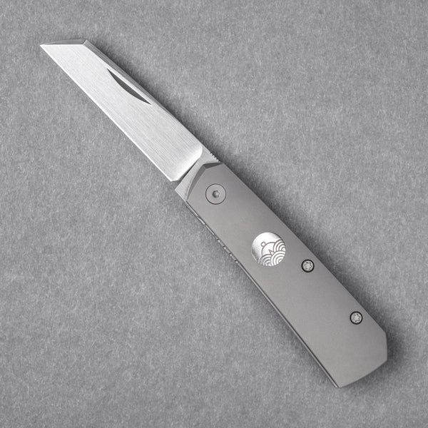 URBAN Straighthawk - Darkblasted Titanium w/ Hand - Rubbed Magnacut - URBAN EDC®