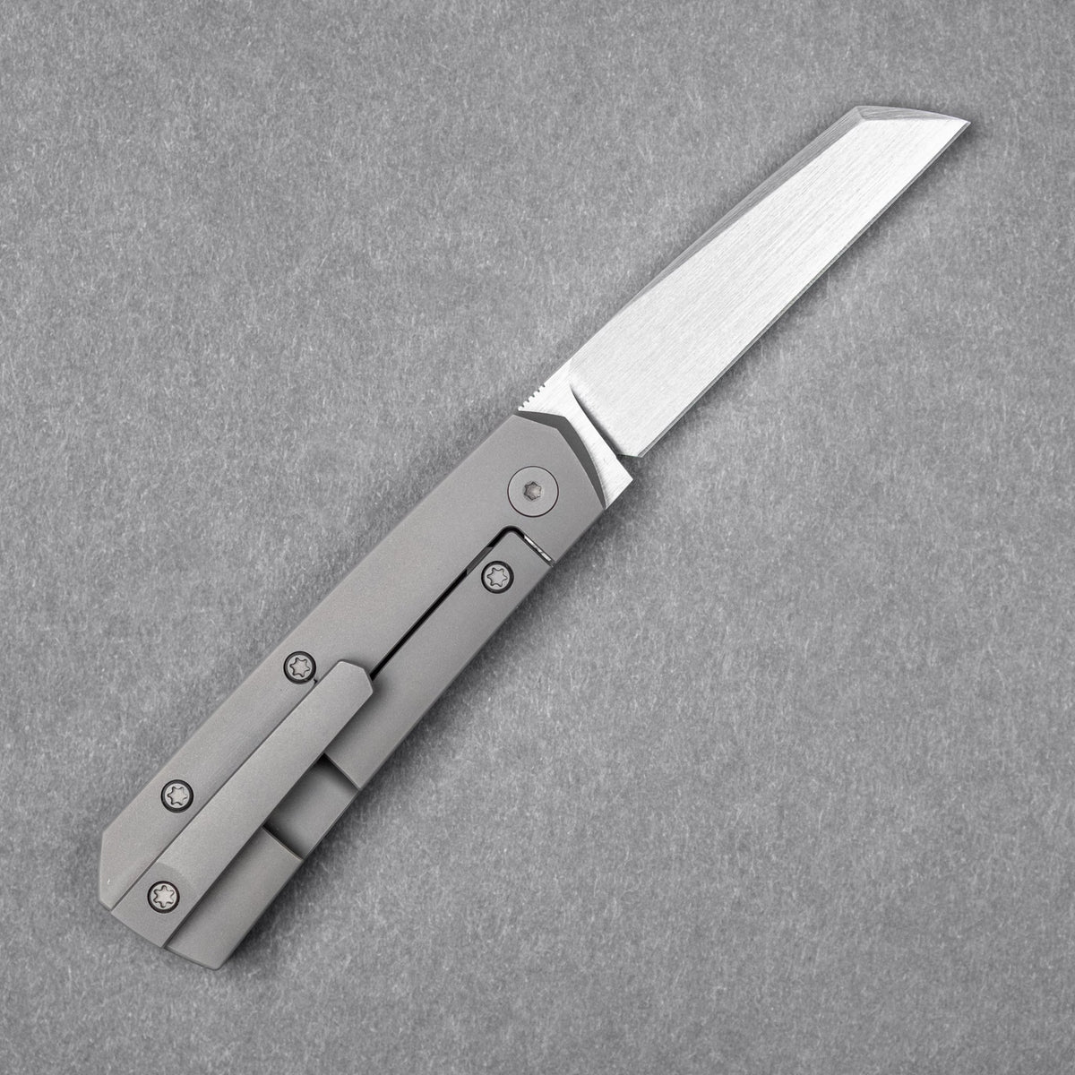 URBAN Straighthawk - Darkblasted Titanium w/ Hand - Rubbed Magnacut - URBAN EDC®