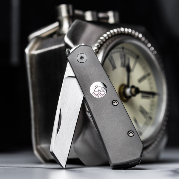 URBAN Straighthawk - Darkblasted Titanium w/ Hand - Rubbed Magnacut - URBAN EDC®