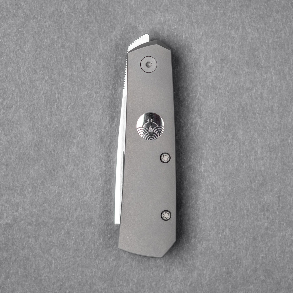 URBAN Straighthawk - Darkblasted Titanium w/ Hand - Rubbed Magnacut - URBAN EDC®