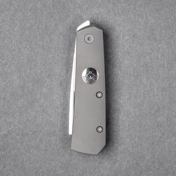 URBAN Straighthawk - Darkblasted Titanium w/ Hand - Rubbed Magnacut - URBAN EDC®