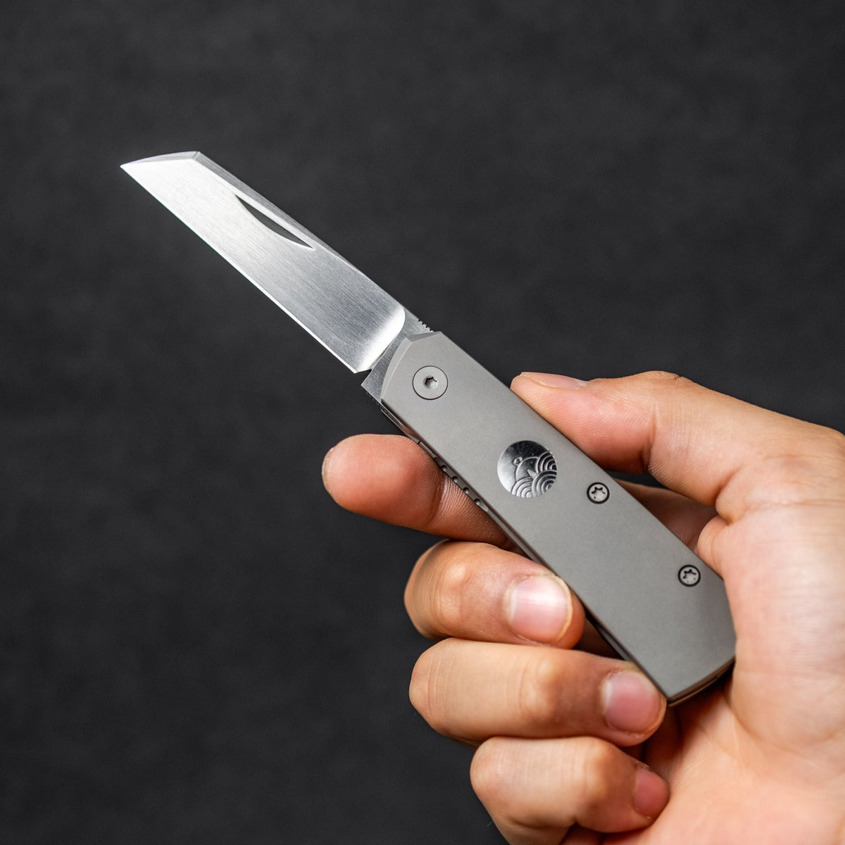 URBAN Straighthawk - Darkblasted Titanium w/ Hand - Rubbed Magnacut - URBAN EDC®
