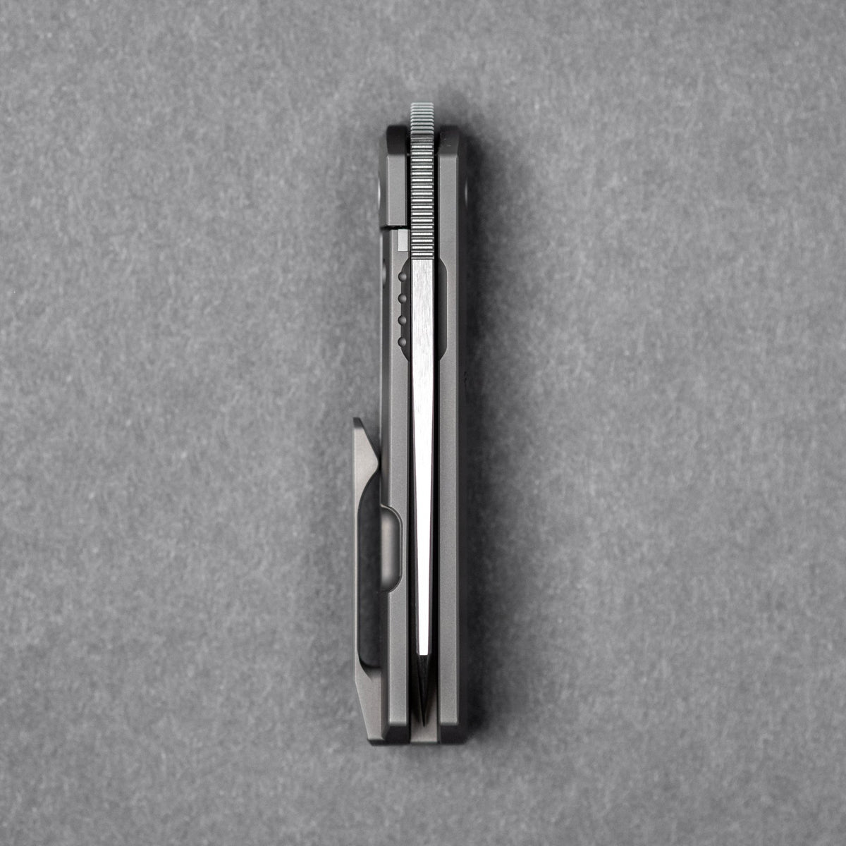 URBAN Straighthawk - Darkblasted Titanium w/ Hand - Rubbed Magnacut - URBAN EDC®