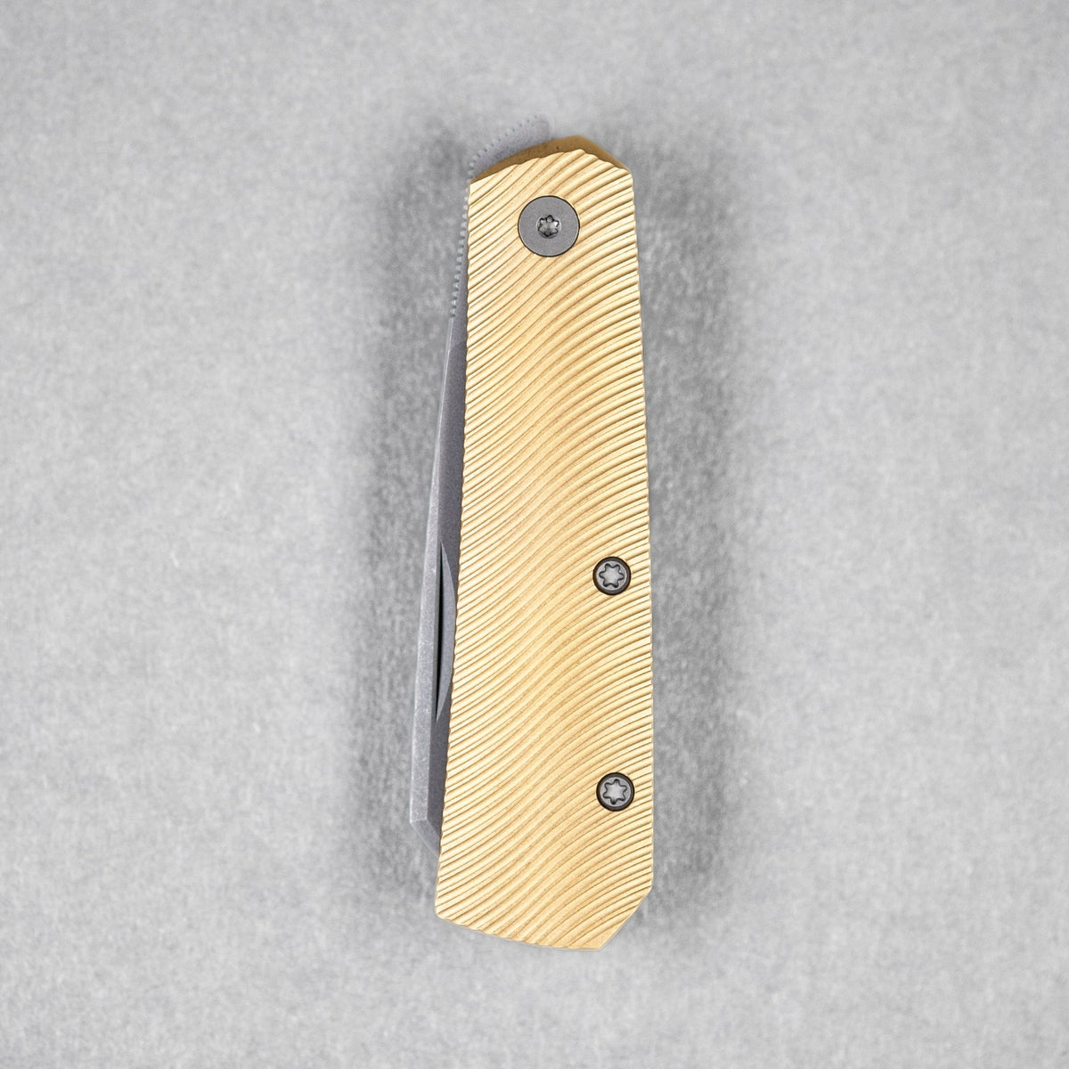 URBAN Straighthawk - Darkwashed Magnacut & Stonewashed Brass w/ Micro Milling - URBAN EDC®