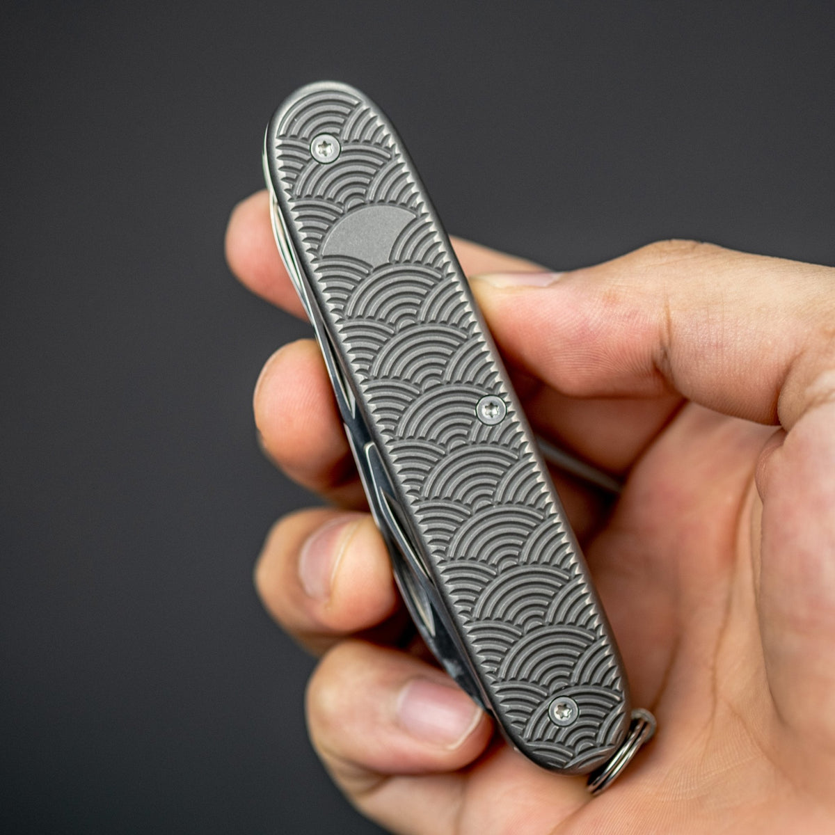 DE Custom Forge Pioneer X 93mm - Titanium Scales w/ Seigaiha Milling (Exclusive) - URBAN EDC®